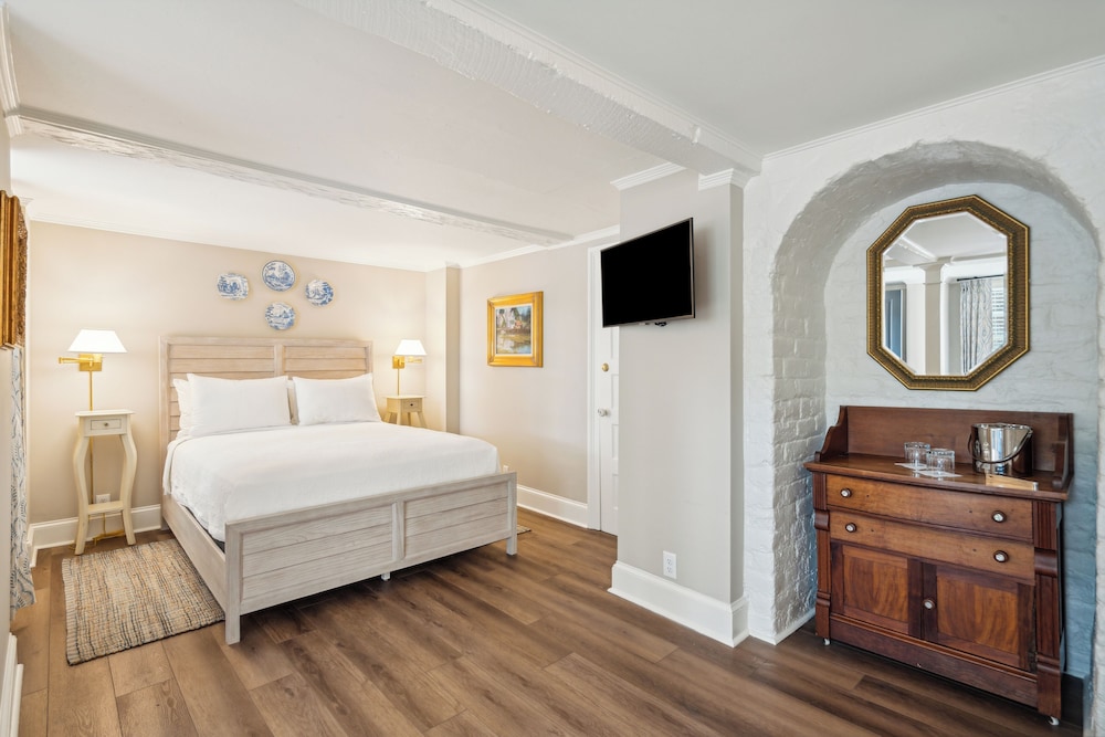 Traditional Room, 1 Queen Bed, Accessible, Ground Floor (Pet Friendly)