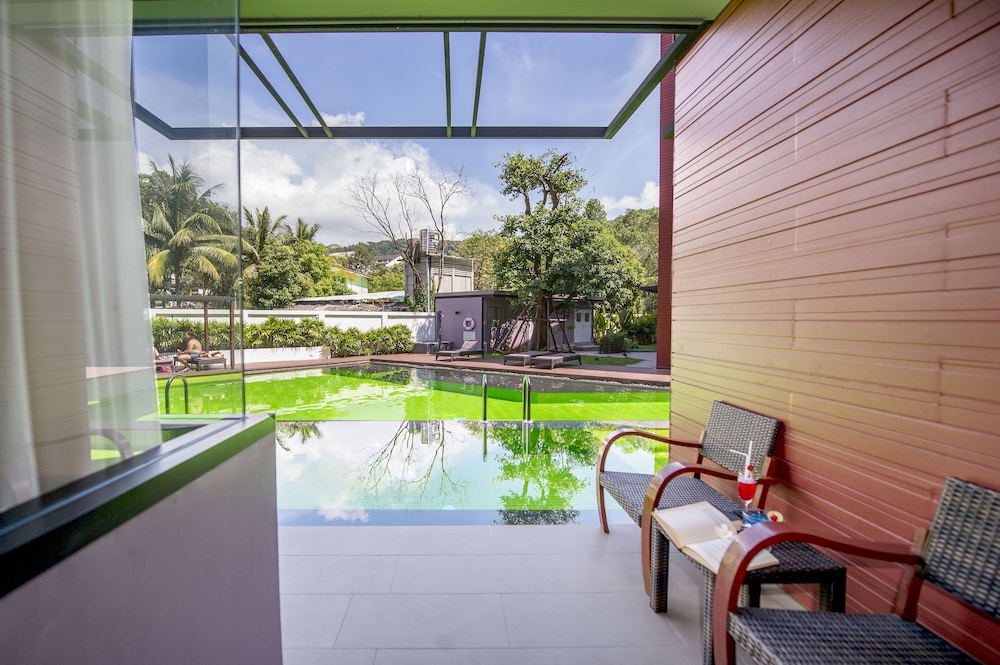 Premier Room, Pool Access - Photo 10