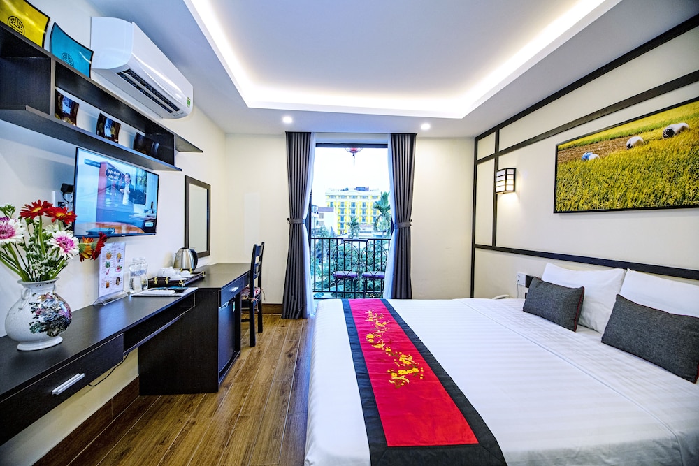 Deluxe Room, 1 Queen Bed, Balcony, City View photo 2