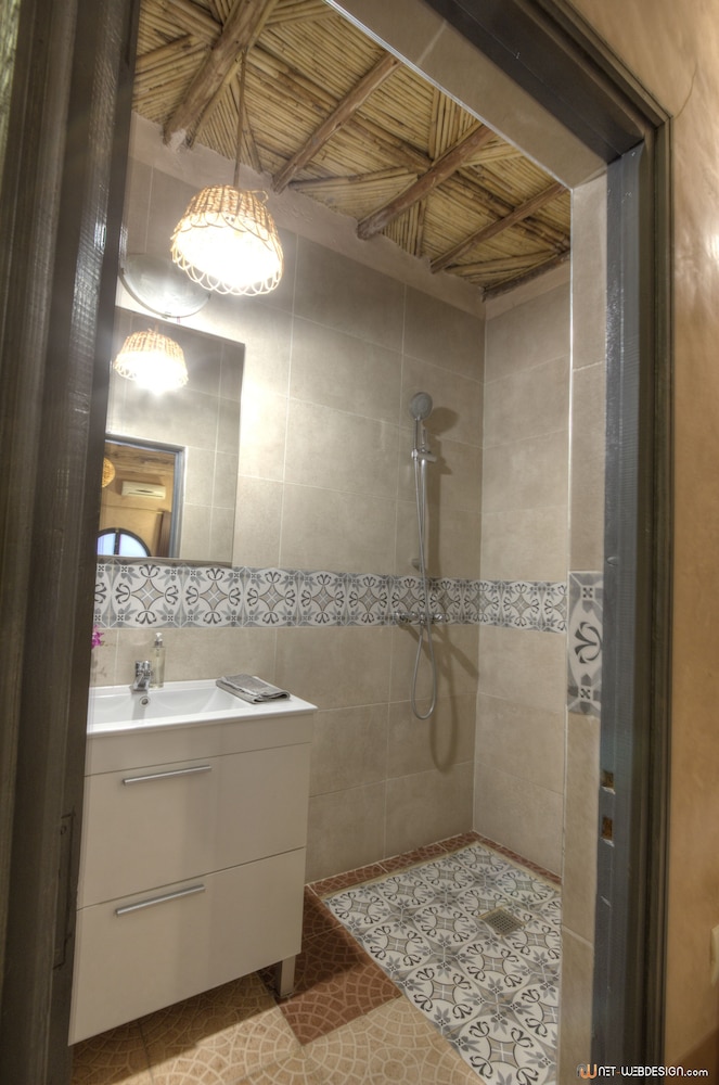 Standard Suite, Ensuite photo 3