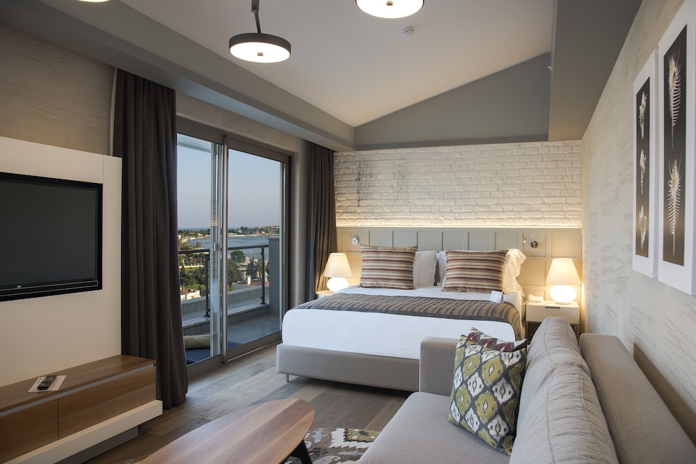 Penthouse Suite Side Sea View