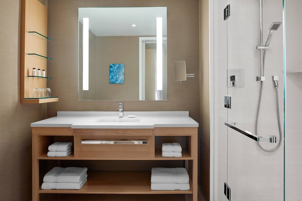 Junior Suite, 1 King Bed, Tower (View) thumbnail 6
