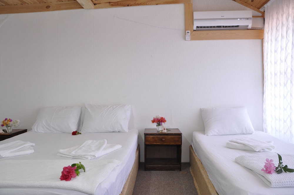 Basic Triple Room, 3 Twin Beds, Smoking, Sea View photo 2