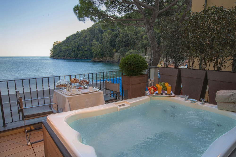 Suite, Hot Tub (Eight Suite) - Photo 9