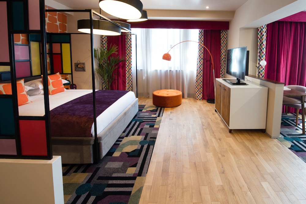 Signature Suite - Photo 6