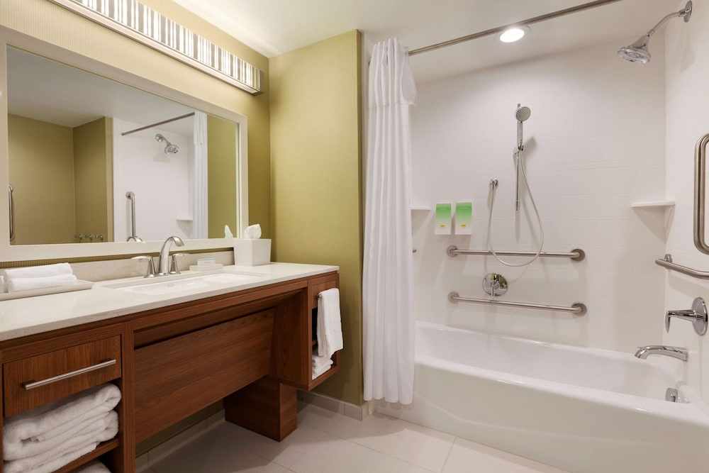 Suite, 1 King Bed, Accessible, Bathtub photo 2