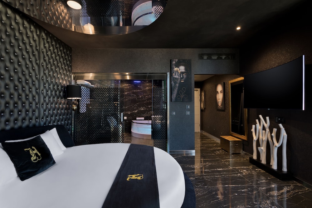 Signature Jacuzzi Suite
