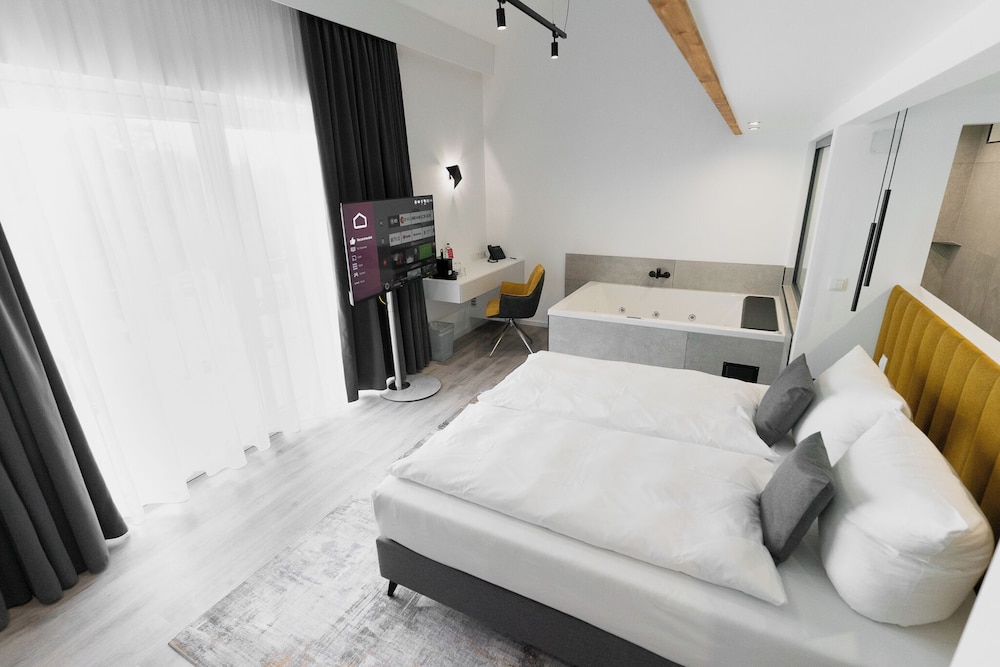 Junior Suite, Jetted Tub - Photo 4