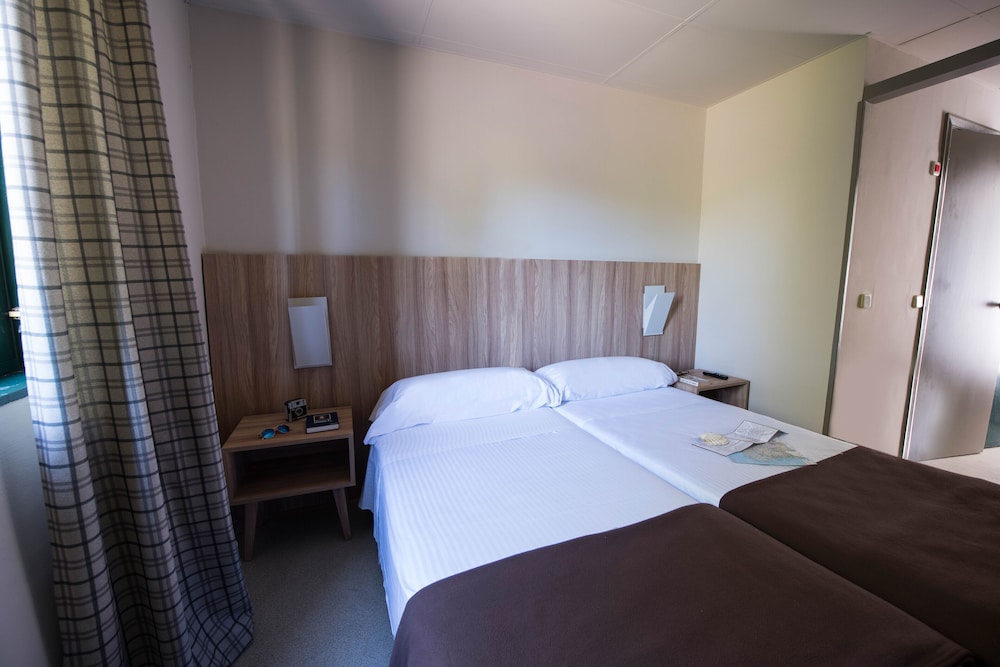 Twin Room, 2 Twin Beds - Photo 6