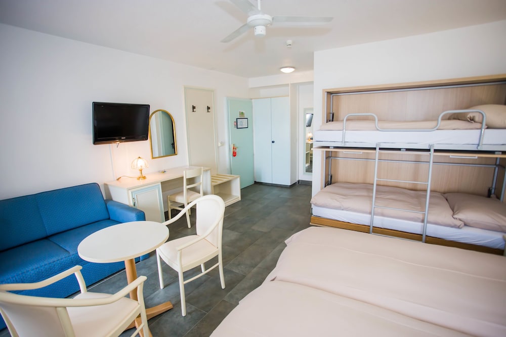 Business Quadruple Room, Lake View photo 1