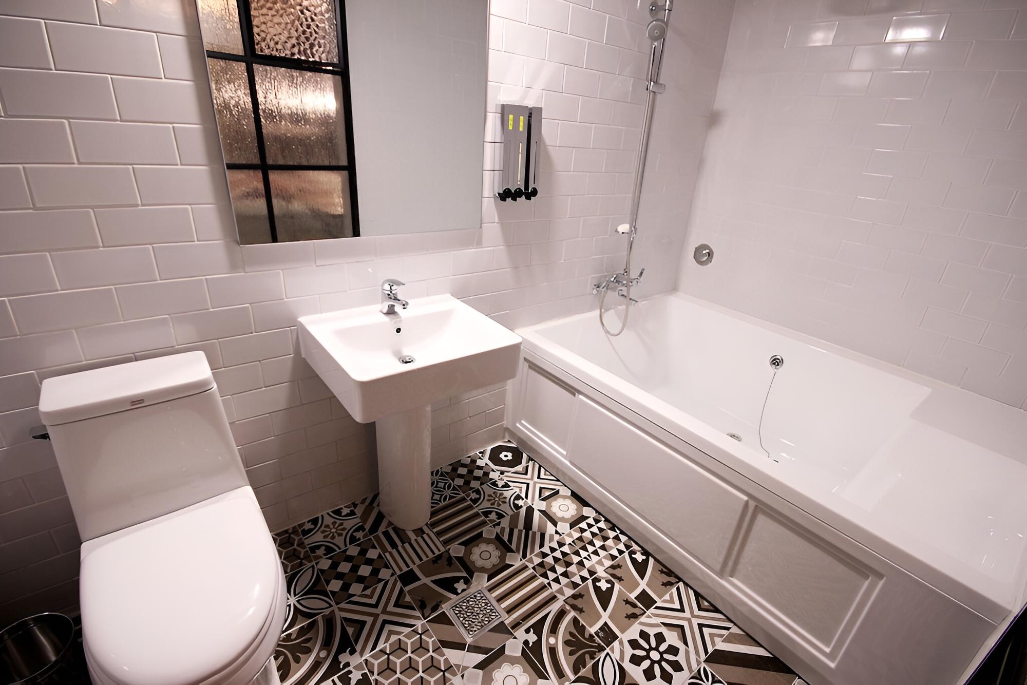 Room (Suite (free Netflix viewing whirlpool)