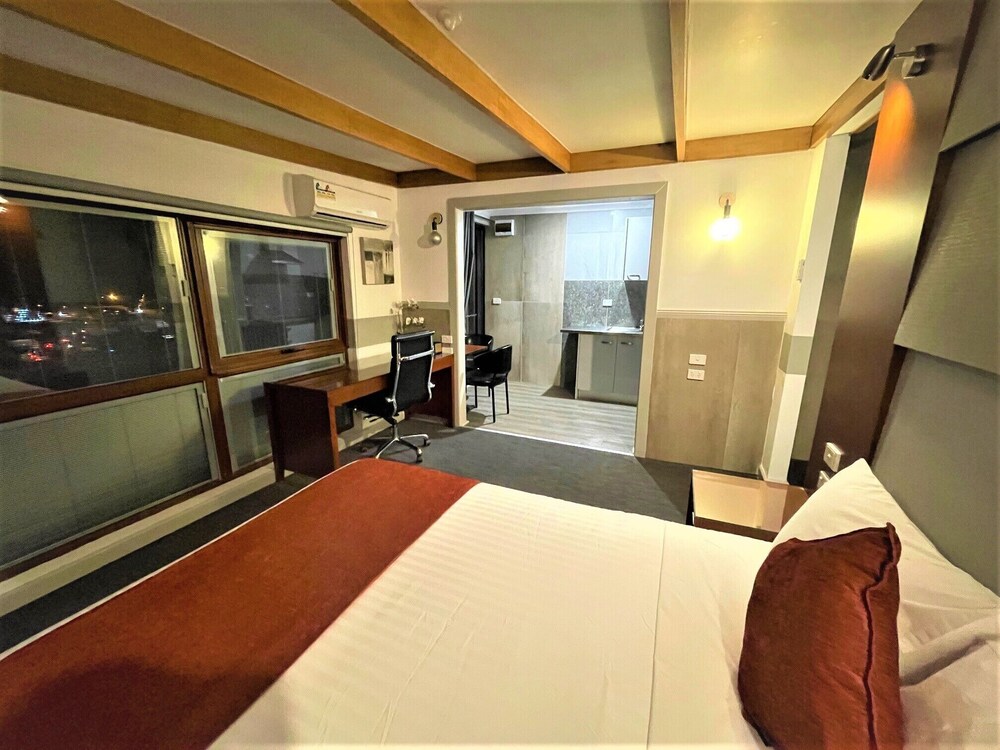 Business Studio Suite, 1 Queen Bed photo 3