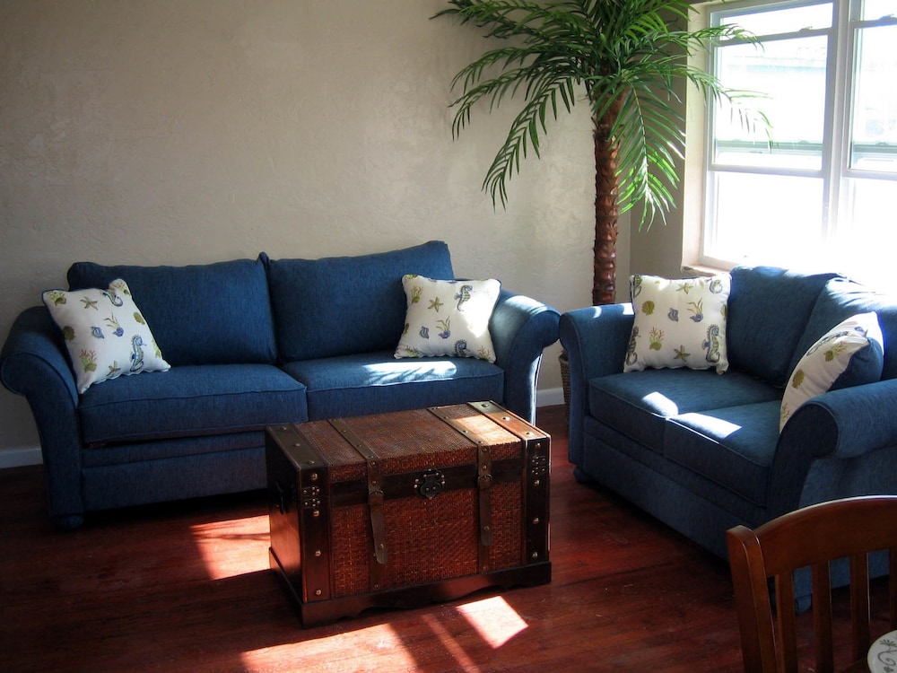 Suite, 1 Bedroom - Photo 2