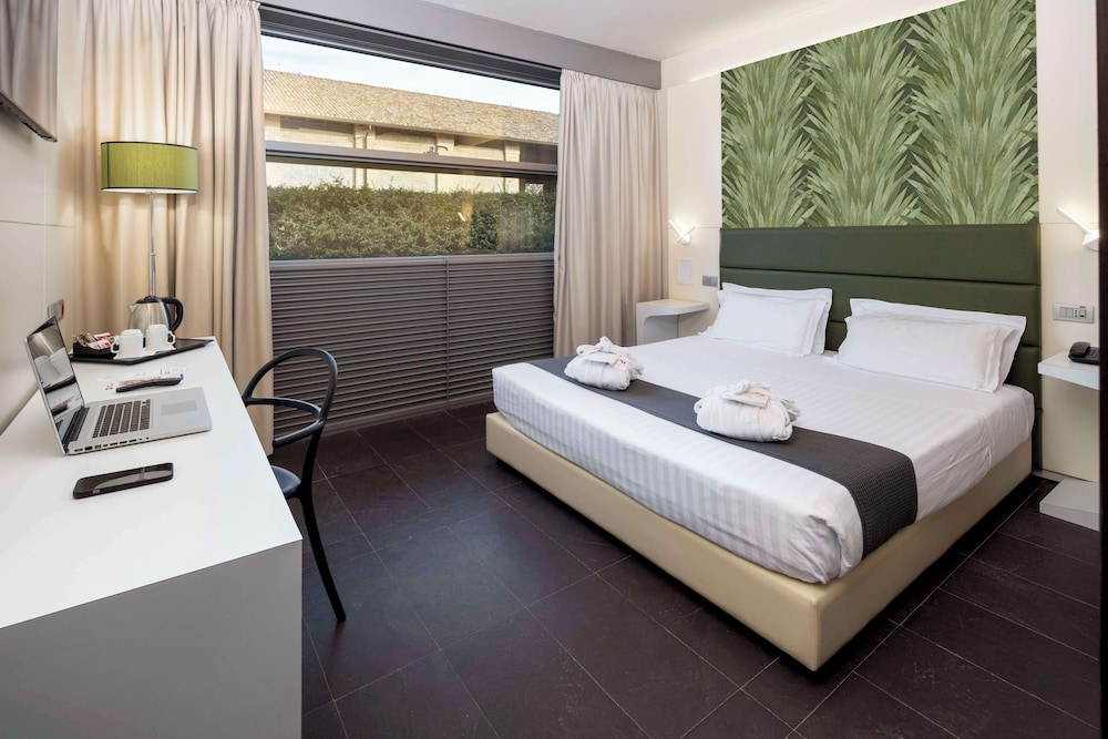 Standard Room, Multiple Beds - Photo 1
