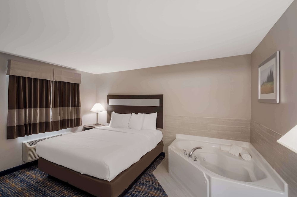 Suite, 1 King Bed, Non Smoking, Jetted Tub - Photo 4