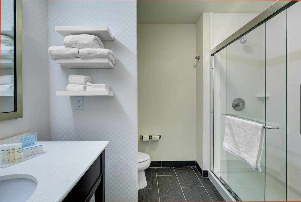 Studio, 1 King Bed, Refrigerator & Microwave (Wet Bar)