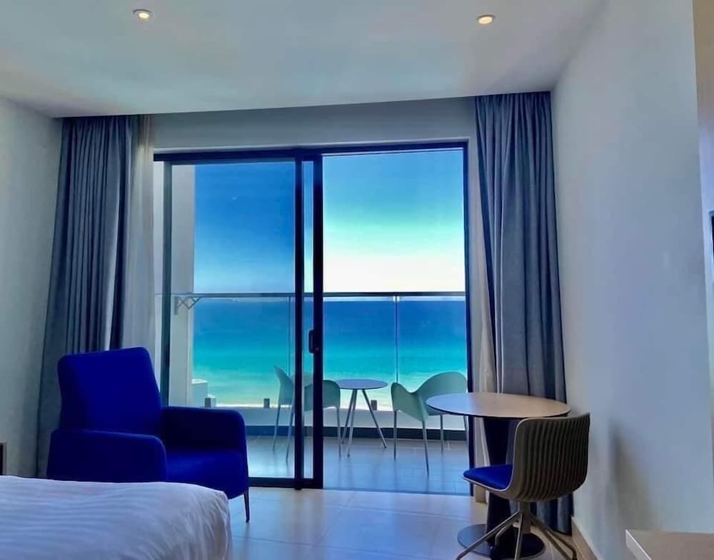 Junior Studio, 1 Queen Bed, Balcony, Sea View photo 2