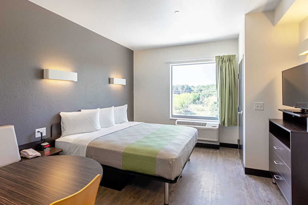 Deluxe Room, 1 King Bed, Non Smoking, Kitchenette - Photo 4