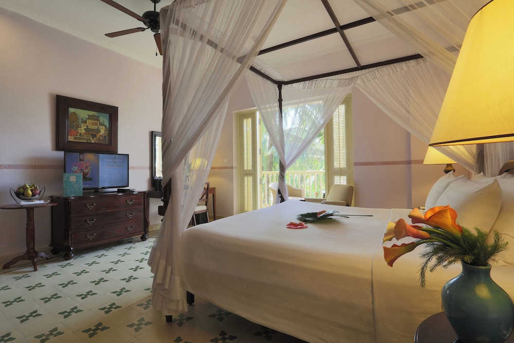 Premier Room, 1 King Bed - Photo 6
