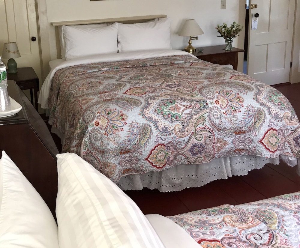 Room 2-ONE Queen Bed and Twin bed with Private Bath photo 3