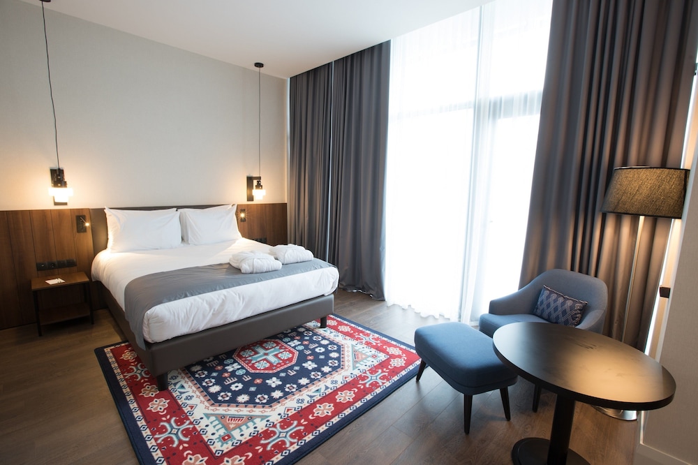 Premium Room, 1 Queen Bed with Sofa bed, Balcony - Photo 4