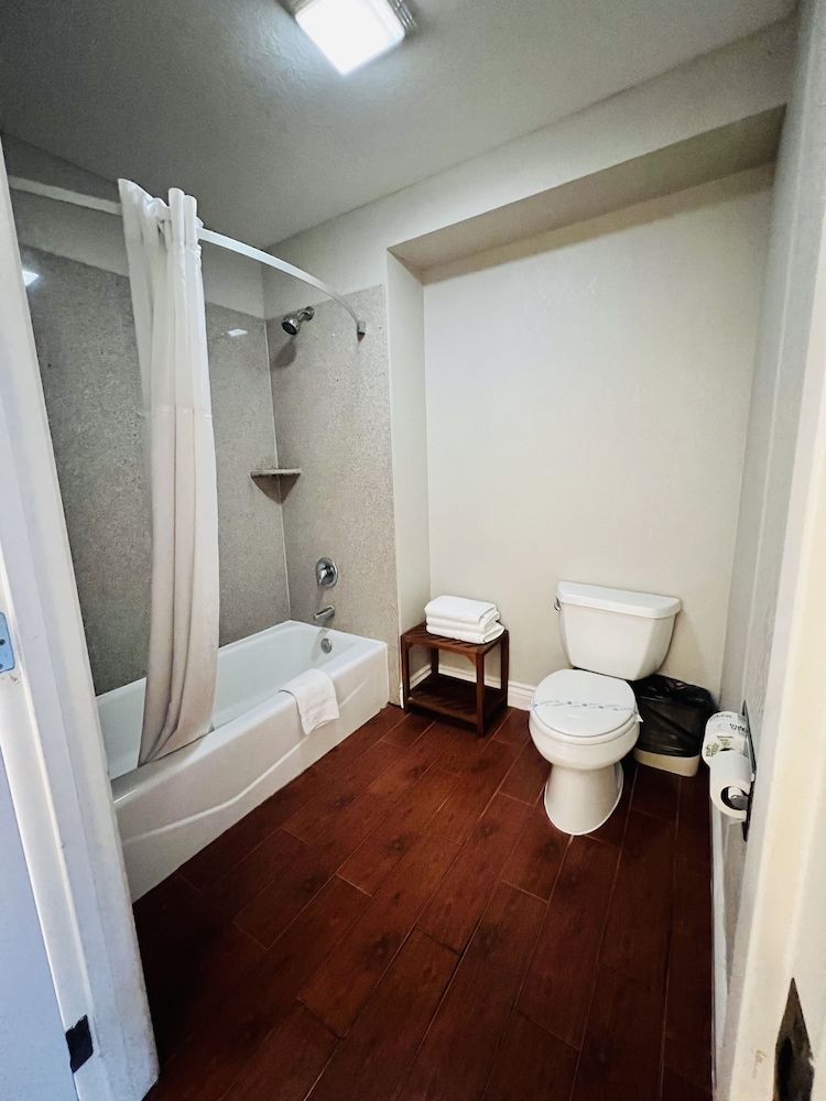 Signature Double Room, 2 Queen Beds photo 3