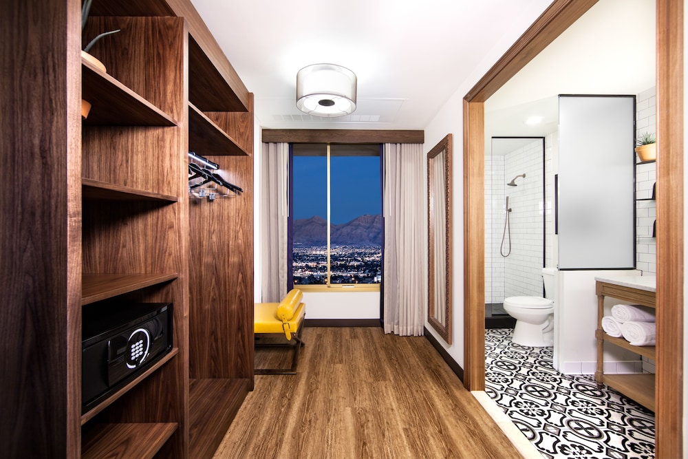 Premium Room, 1 King Bed, Non Smoking, Tower (North View) - Photo 3
