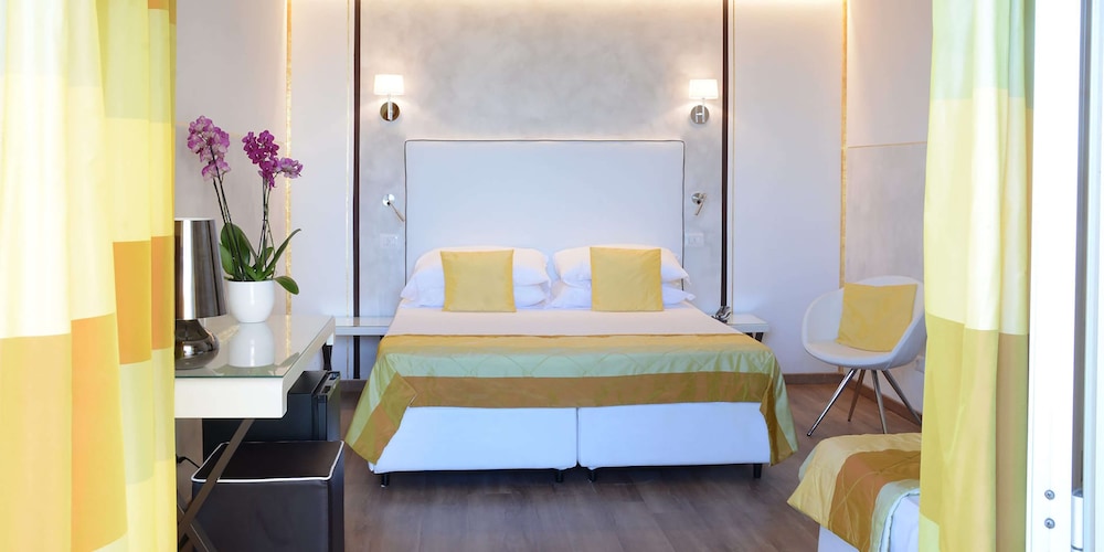 Standard Room, 1 Queen Bed, Balcony, Sea View photo 1