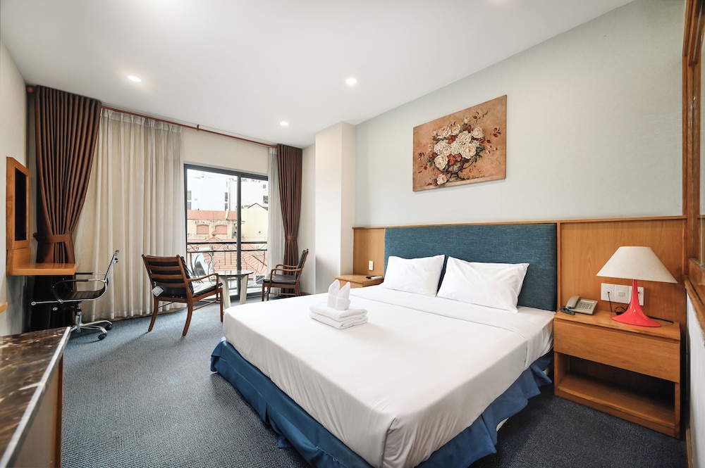 Executive Suite with Balcony Room