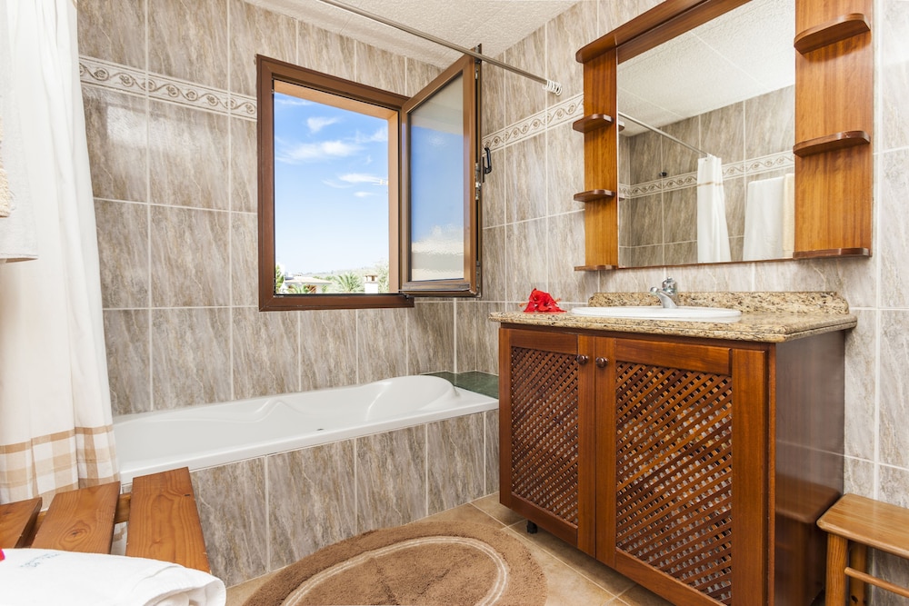Villa photo 2
