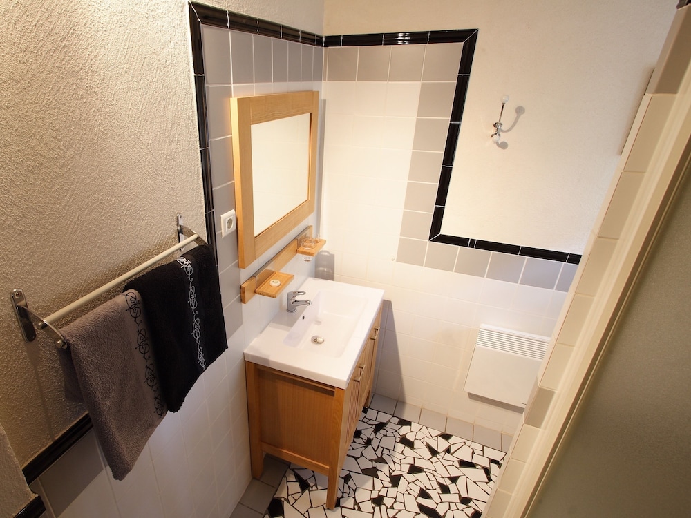 Cottage, Private Bathroom (05. Gîte du Bas	) photo 3