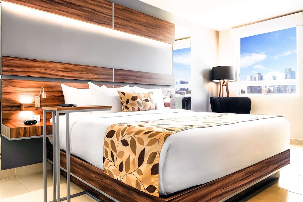 Standard Room, 1 King Bed, Non Smoking - Photo 1