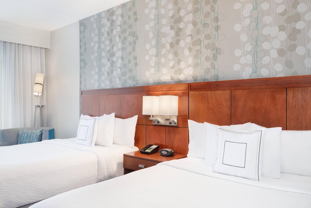 Room, 2 Queen Beds (Mobility/Hearing Access, Roll-In Shwr)