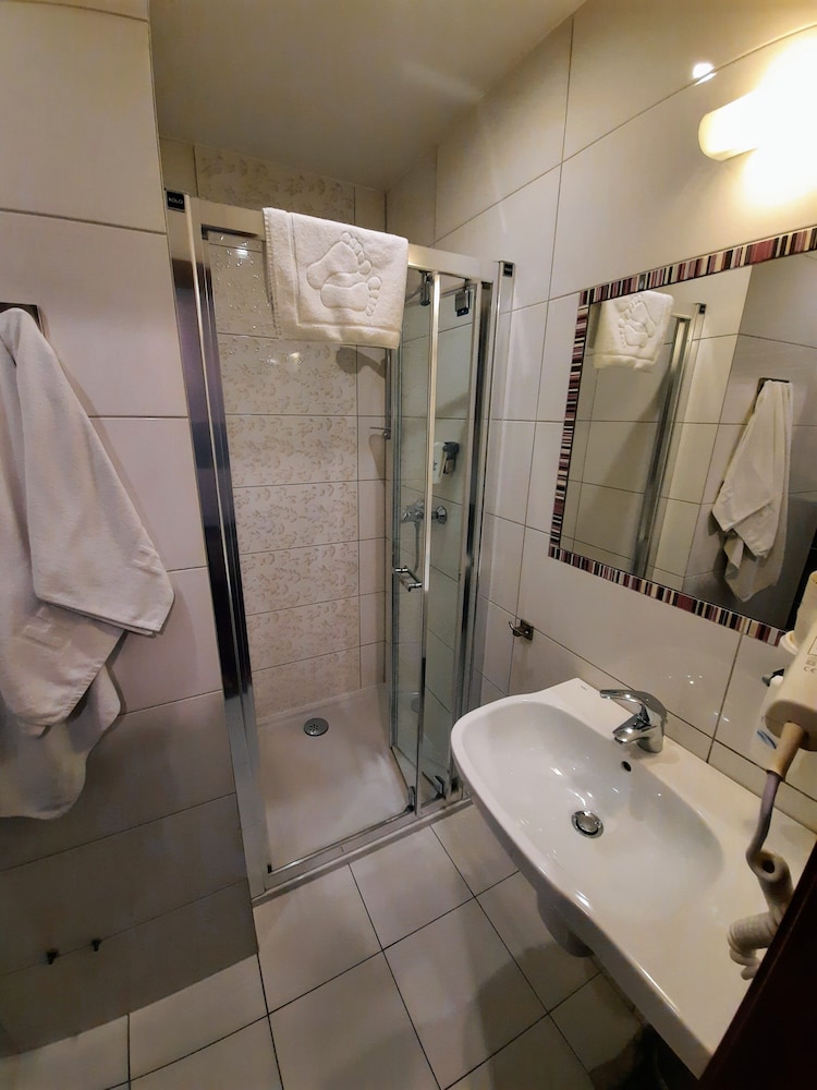 Standard Twin Room - Photo 13