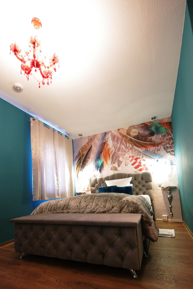 Signature Double Room Single Use, 1 Queen Bed, Non Smoking, Garden View photo 3