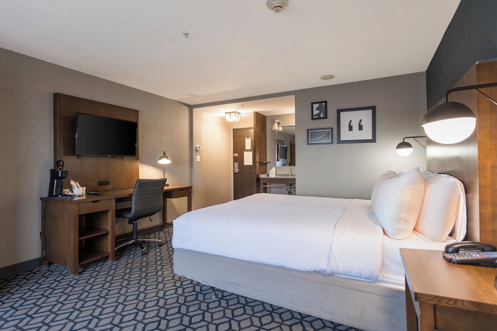Standard Room, 1 King Bed, River View - Photo 6
