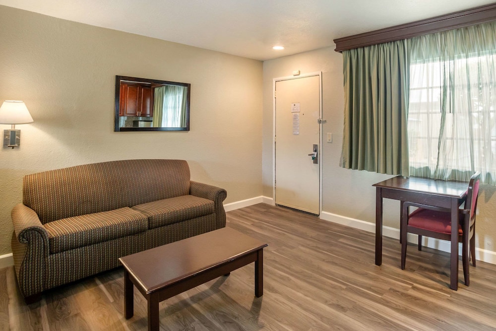 Suite, 2 Queen Beds, Non Smoking ( Efficiency) - Photo 3