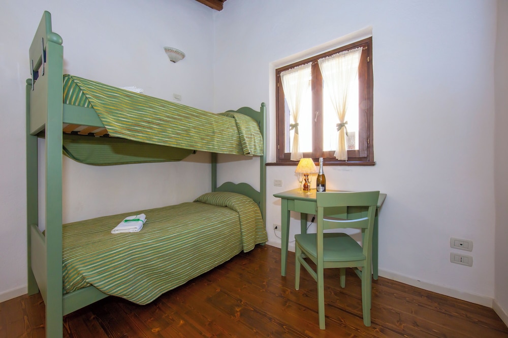 Family Apartment, Multiple Bedrooms, Mountainside (Liano Rosa-view lake & parking) photo 3