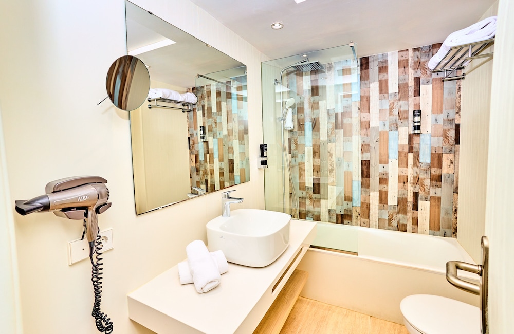 Deluxe Room, Sea View (Quadruple) thumbnail 5