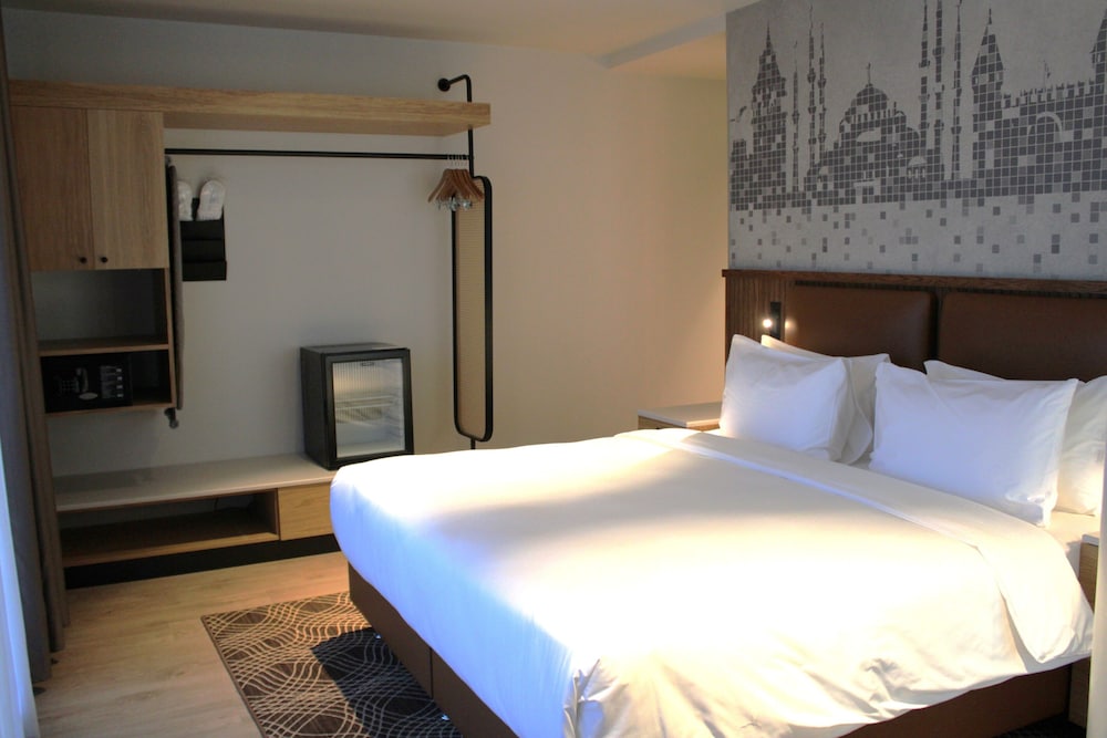 Executive Room, 1 King Bed, City View photo 1