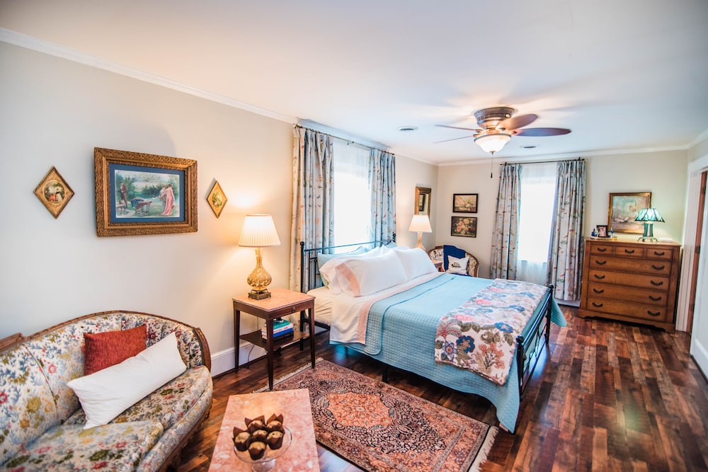 Deluxe Room, 1 King Bed photo 1