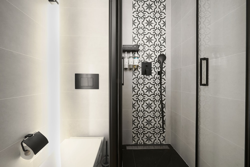 Medium Studio with Kitchenette and Balcony thumbnail 6