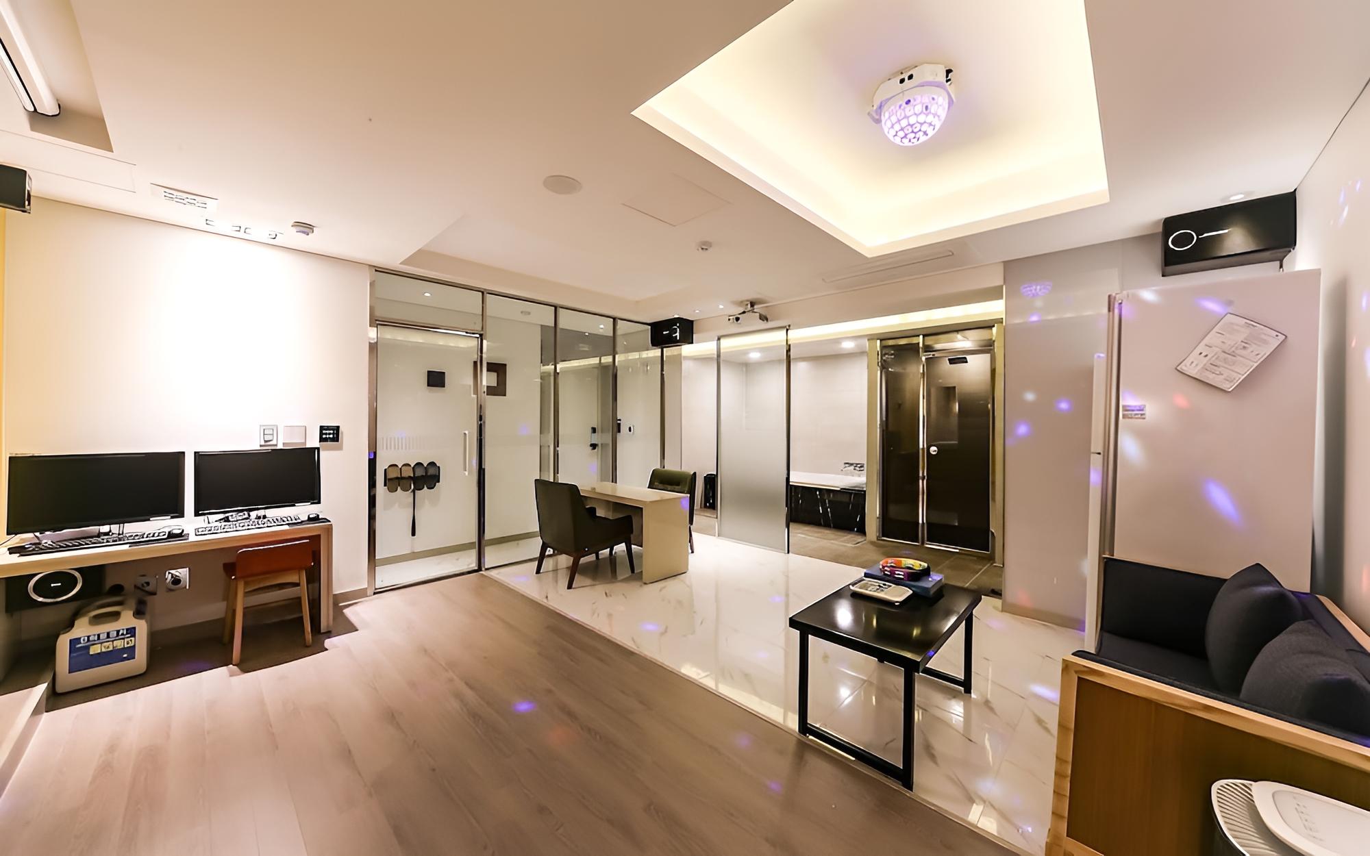 Room (Royal Suite A (Twin Screen Karaoke Ro) photo 3