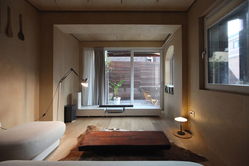 Private family room w/ shared spaces (1 Bed Room in Shared Space / Foreigners Only) photo 3