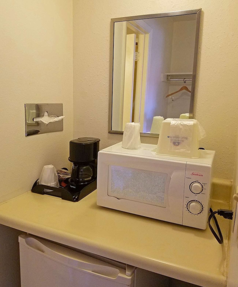Family Room, 2 Queen Beds, Non Smoking (One Twin Bed) photo 2