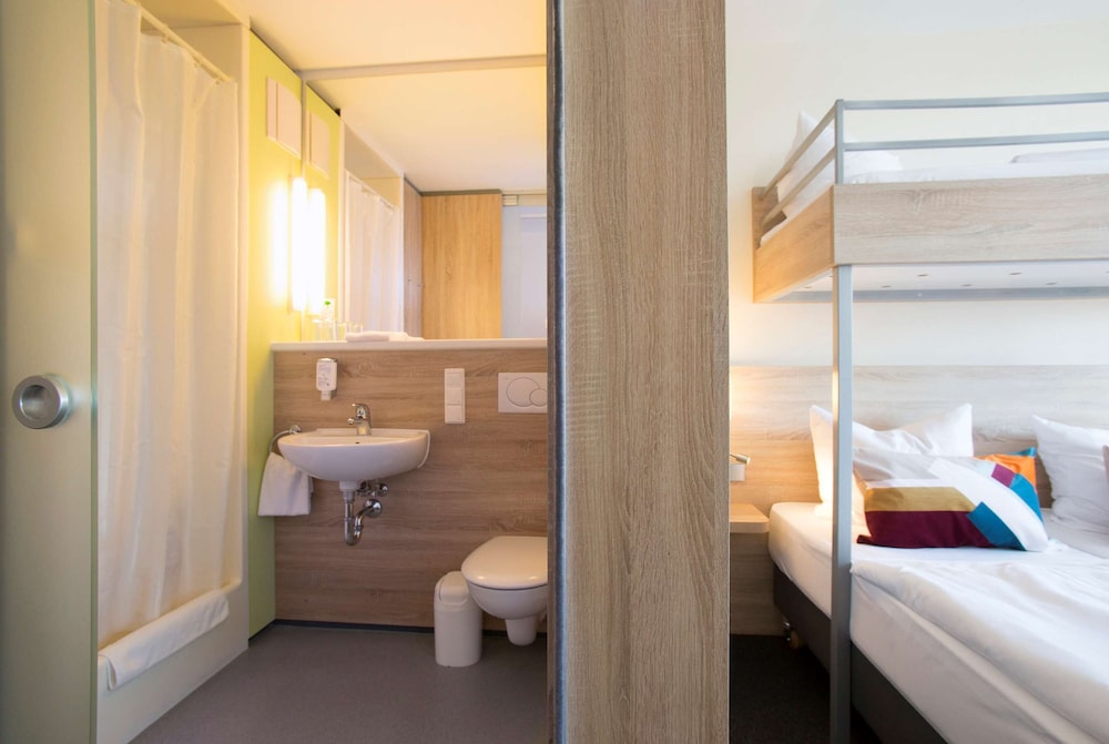 Standard Room, Multiple Beds photo 3