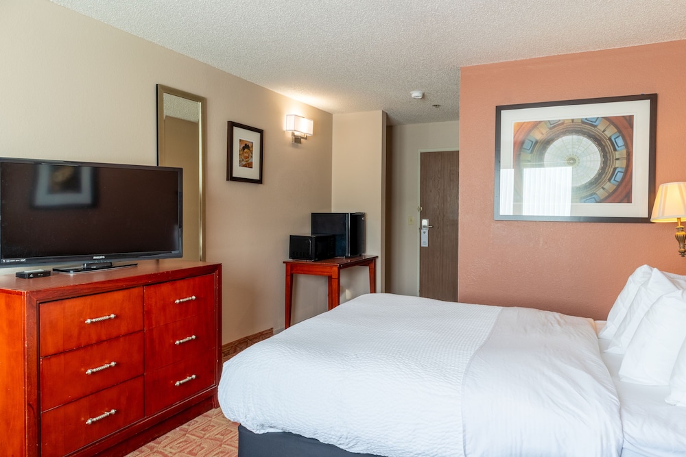 Standard Room, 1 Queen Bed (One Queen Bed and Sofa Sleeper) photo 2