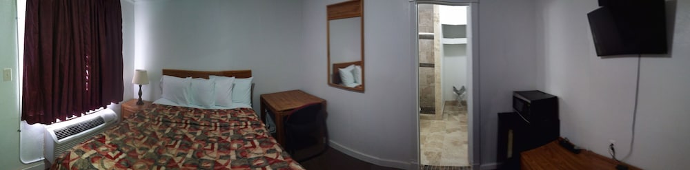 Economy Room, 1 Queen Bed photo 1