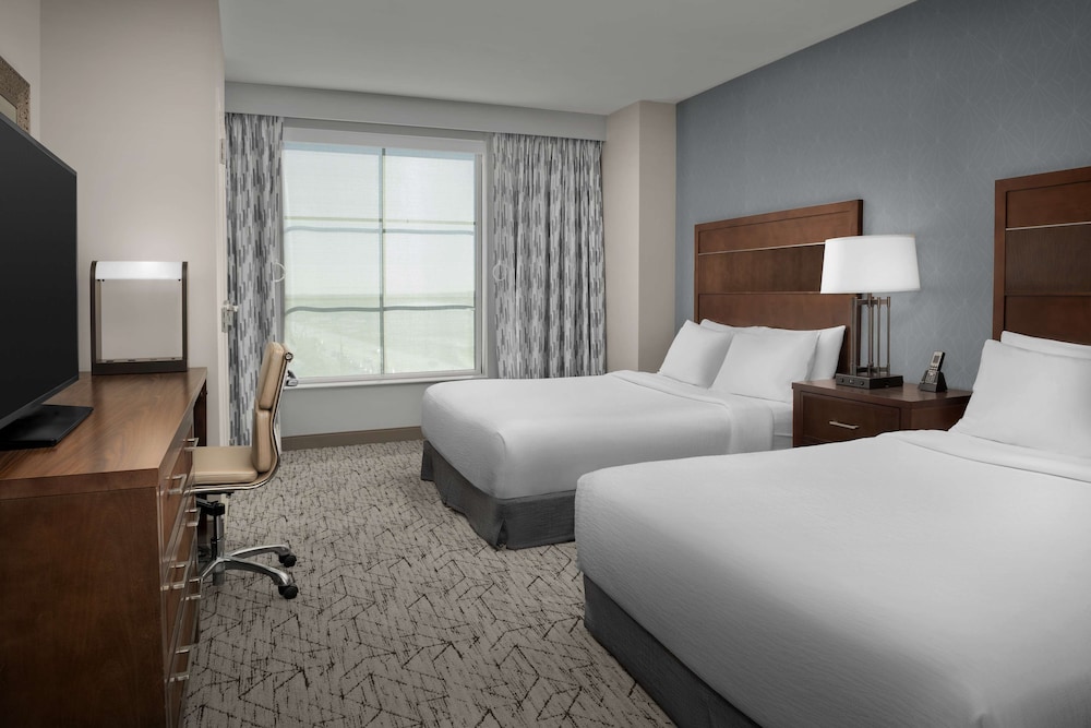 2 Queens Accessible Suite - Roll-In Shower