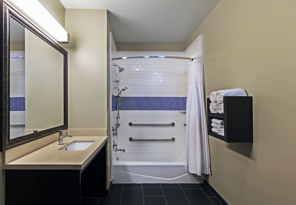Suite, 1 Bedroom, Accessible, Kitchen (HEARING) photo 3